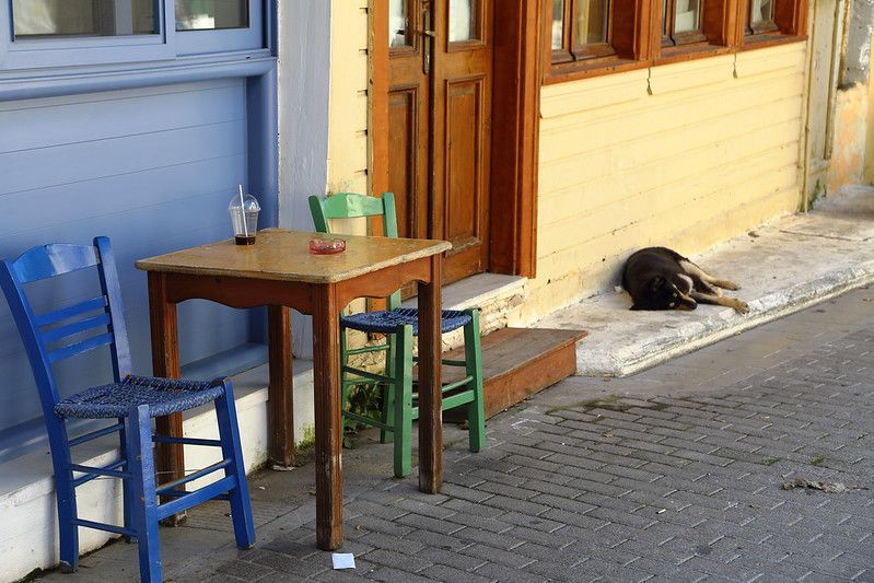 lefkada : table café dans une rue