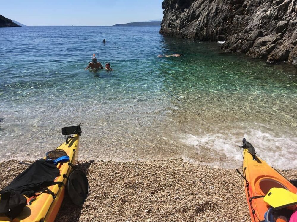 Snorkeling à Lefkada, petite plage de galets isolée, accessible en canoé 