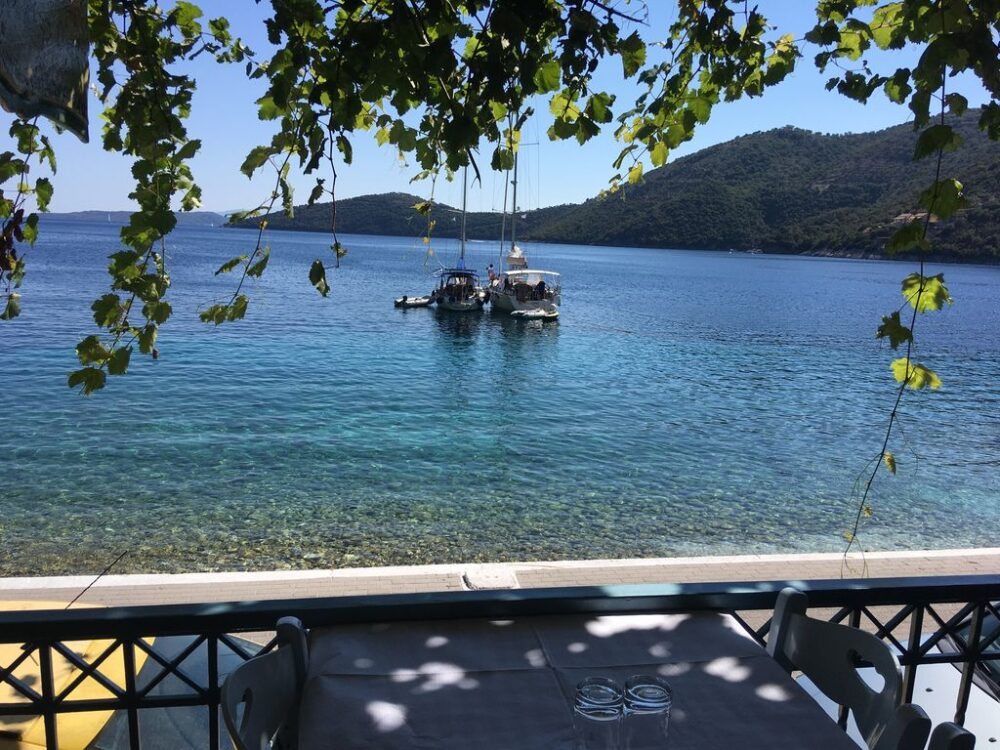 conseils pratiques à Lefkada : une taverne au bord de l'eau à Mikros Gialos avec vue sur la baie.
