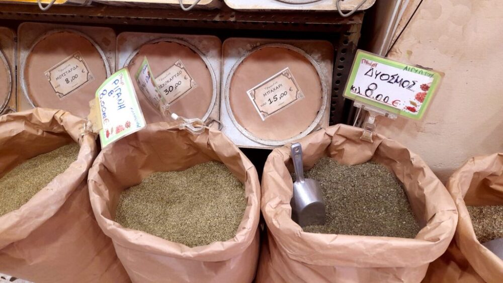 Herbes aromatiques sèches au marché