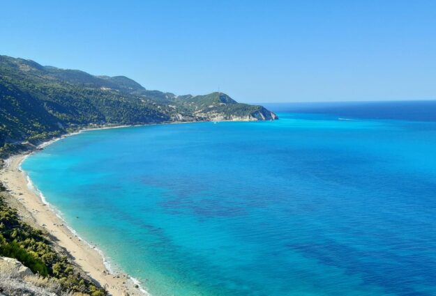 Lefkada, île Ionienne, mer bleue et grande plage
