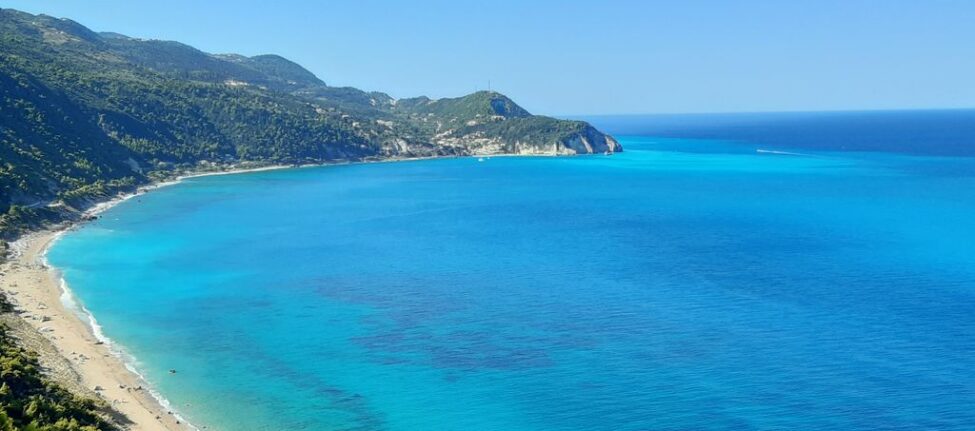 Lefkada, île Ionienne, mer bleue et grande plage