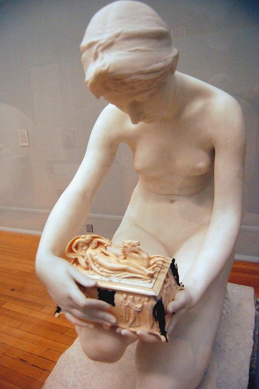 statue de Pandore tenant la mystérieuse boîte dans un musée