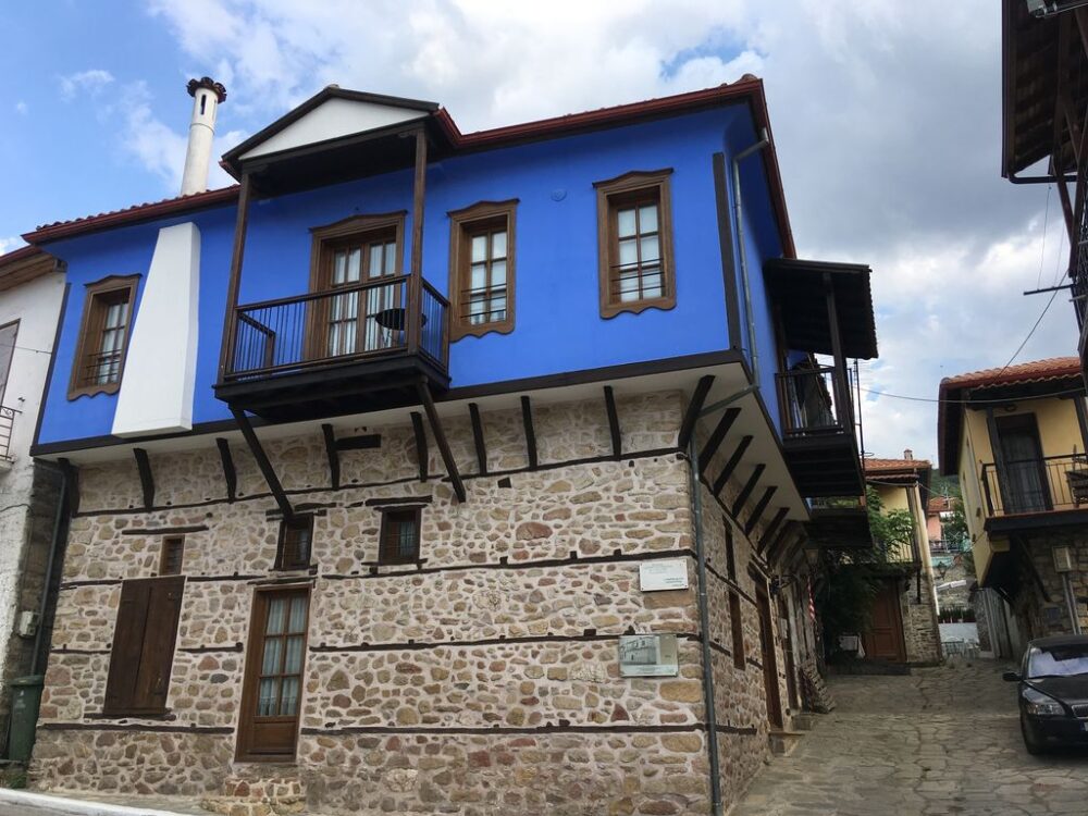 Que faire  en Halkidiki ? maisons multicolores à colombages dans les rues de Arnaia