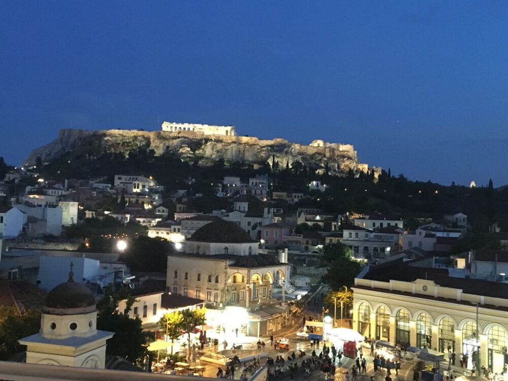 la place monastiraki et l'acropole d'Athènes le soir