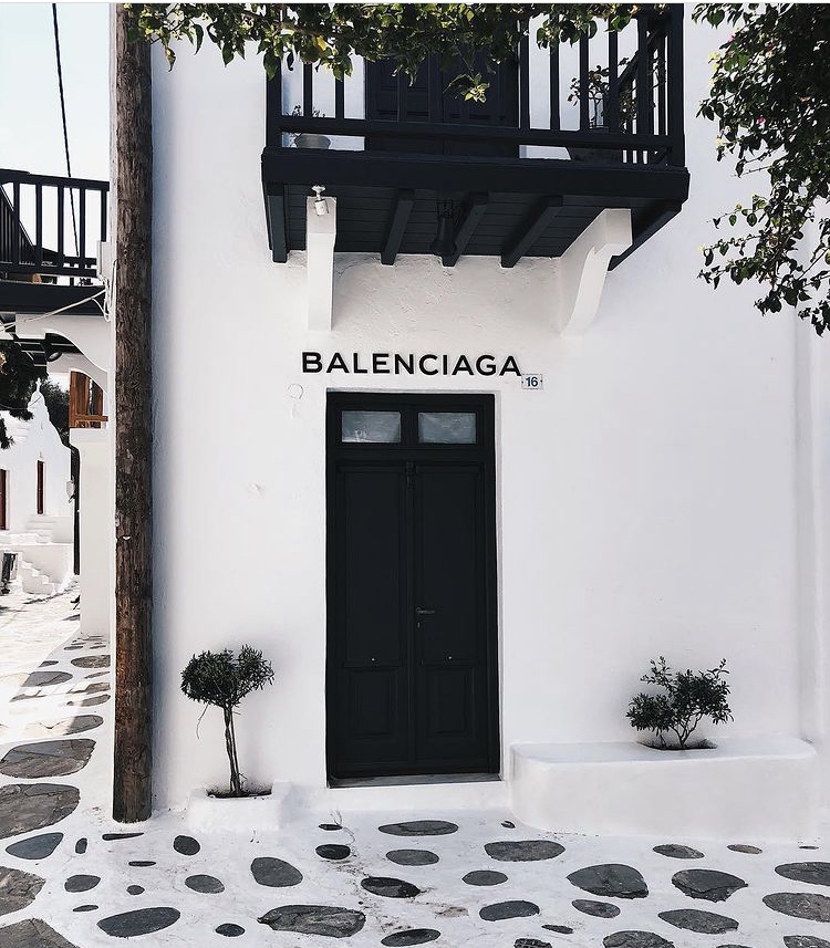 Balenciaga mykonos magasin de luxe dans la Chora