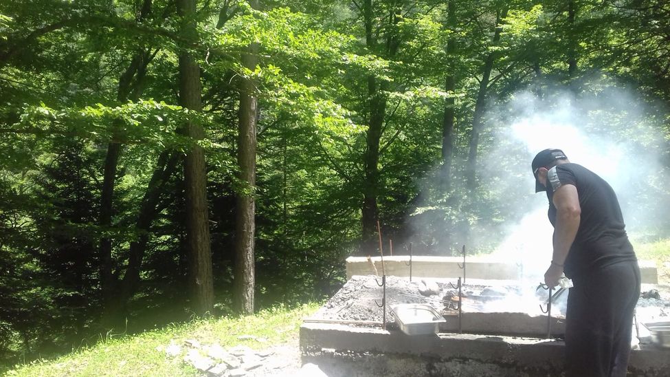 Sakis fait un barbecue autour du Mont Olympe en Grèce