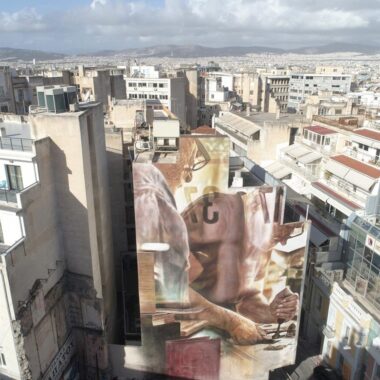 Street Art Athènes : fresque 2022, les relieurs de Guido Van Helten