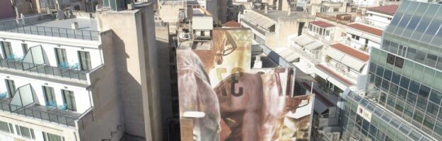 Street Art Athènes : fresque 2022, les relieurs de Guido Van Helten