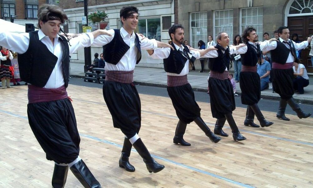 une danse grecque traditionnelle : en Crète