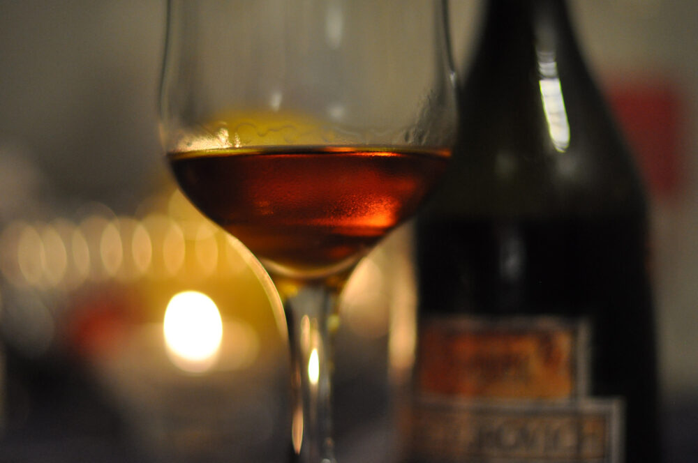 bouteilles et verre de vin rouge grec
