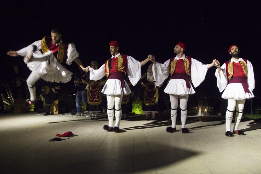 Hommes en fustanelle- danse tsamikos, une danse grecque traditionnelle