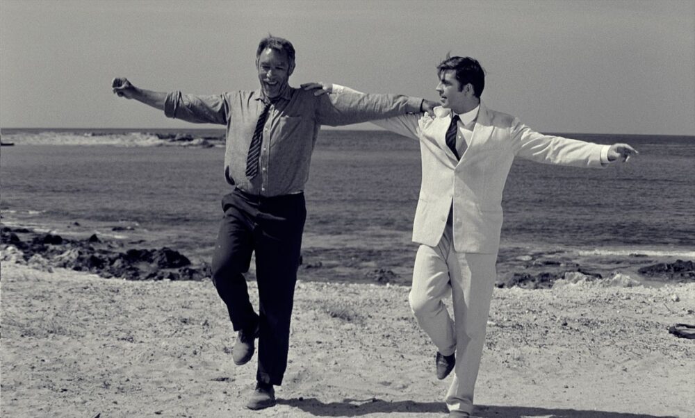Antony Quinn et Alan Bates dansent le syrtaki dans le film Zorba le grec de Michalis Cacoyannis