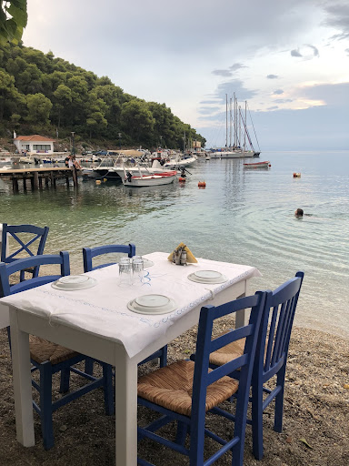 Où manger à Skopelos ? table de la tavernes Korali sur la plage de Agnontas à Skopelos