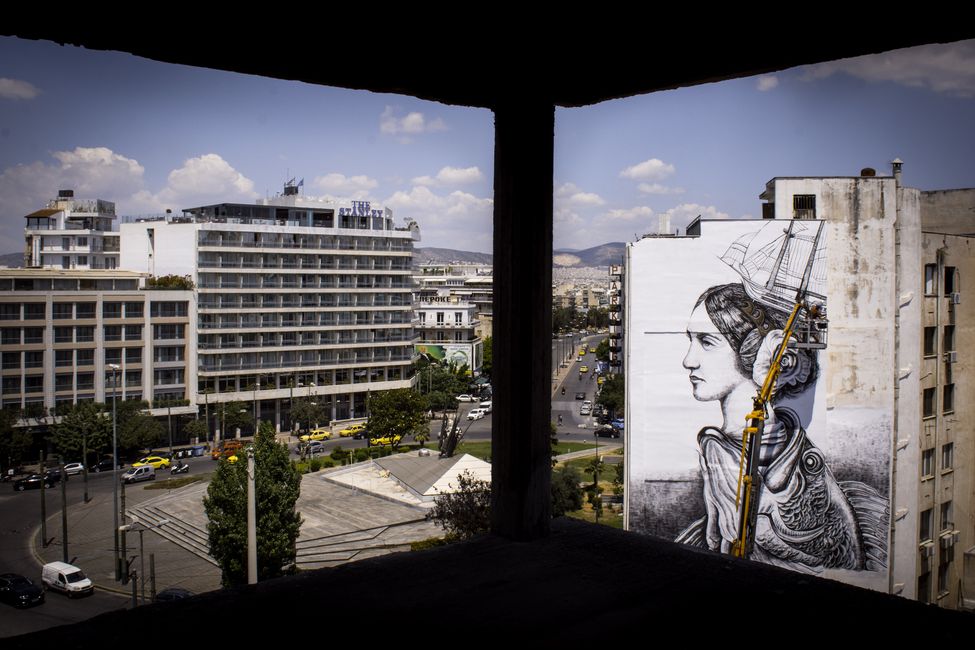 grande fresque de street art sur un immeuble à Athènes, petit paris d'Athènes
