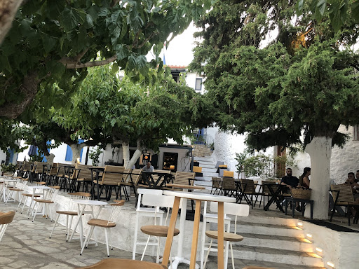 terrasse du café Vrachos à Skopelos : bonne adresse