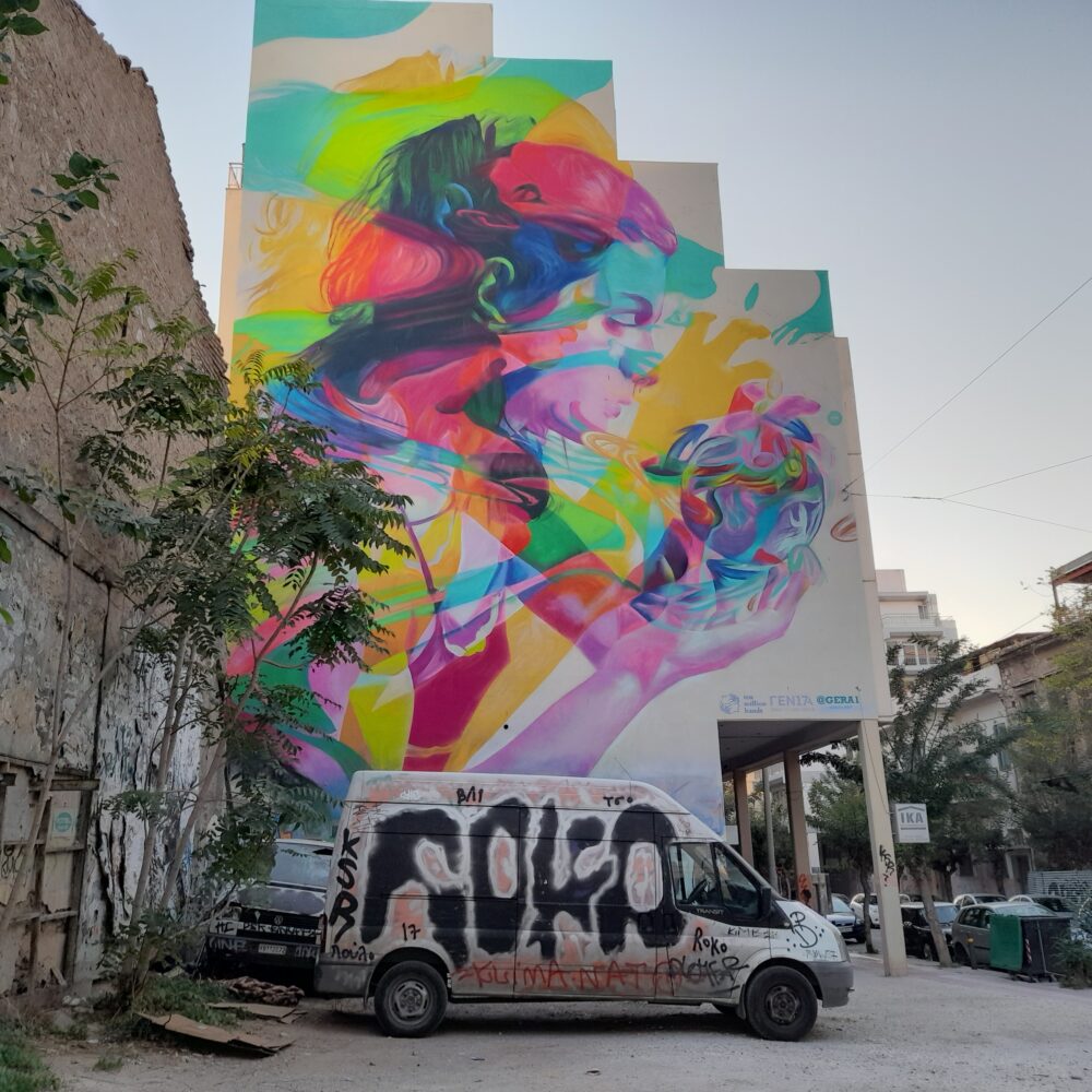 grande fresque de street art colorée à Metaxourghio