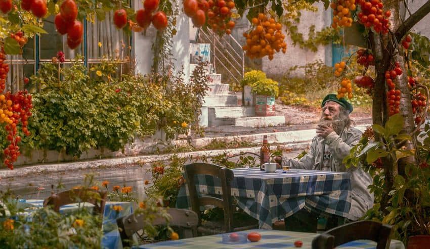 homme à la terrasse d'un café en Grèce, en automne