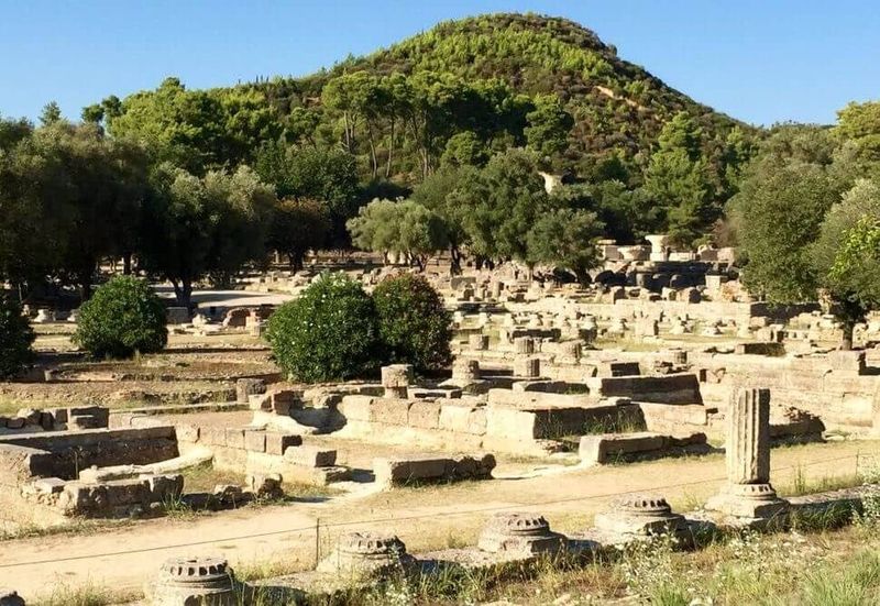 site archeologique d'Olympie en Grèce, vestiges en pierre et végétations