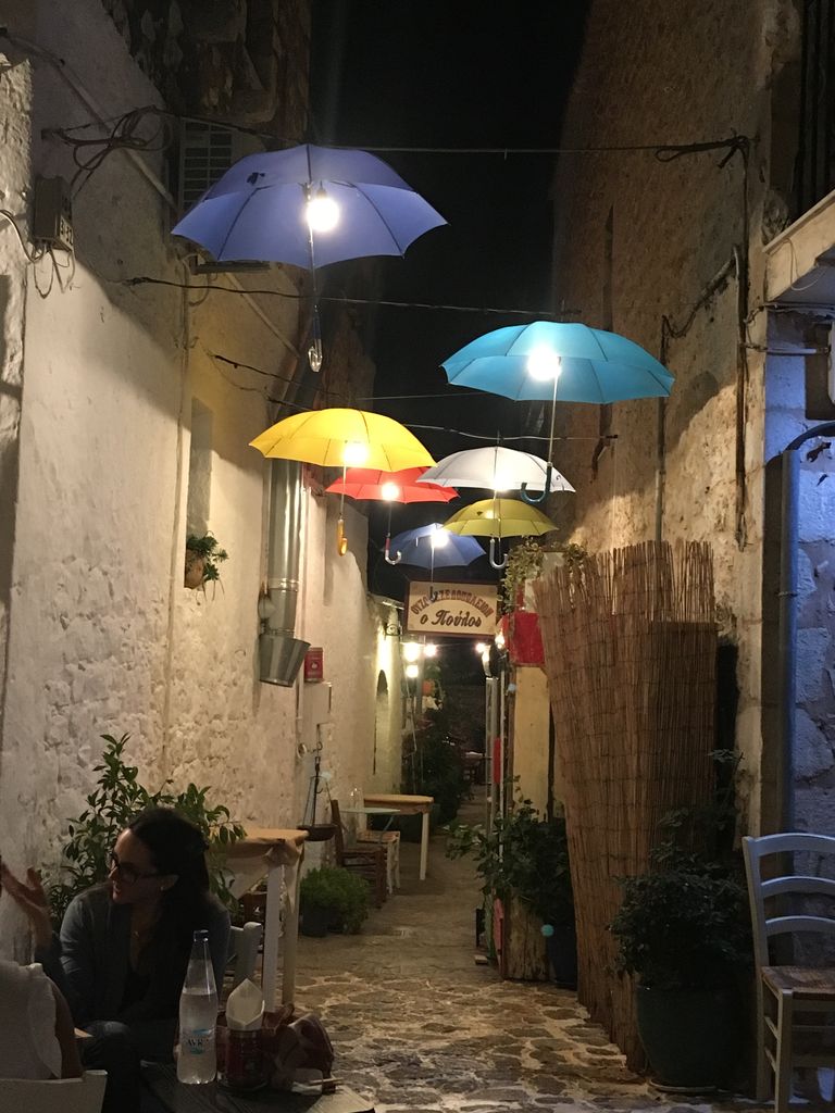ruelle aux parapluies pour accéder à la taverne o poulos à Areopoli