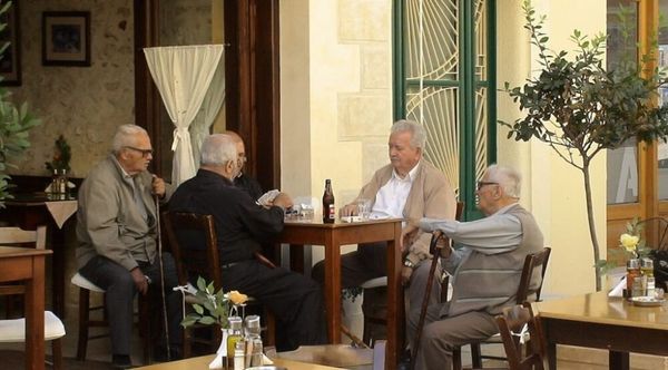 hommes grecs à la terrasse d'un café