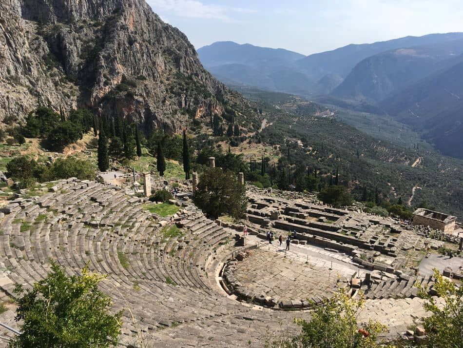 theatre antique de Delphes et temple d'Apolon en fond