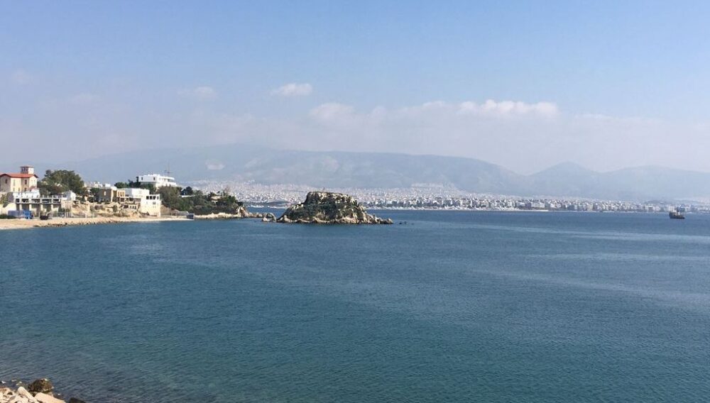 bord de mer et petite ile au Pirée