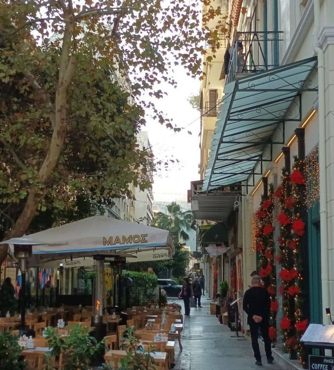 Terrasse de café et resto dans la rue Aiolou à Athènes