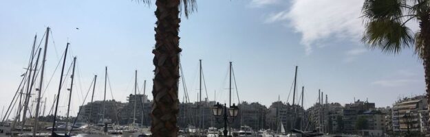 voiliers et palmiers à Zea Marina au Pirée