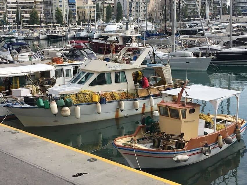 bateaux de pêcheurs dans un port du Pirée à Athènes