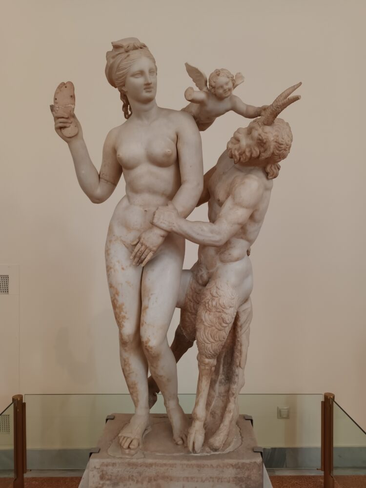 Statues dd la déesse Aphrodite, Pan et Eros au musée nation archéologique à Athènes