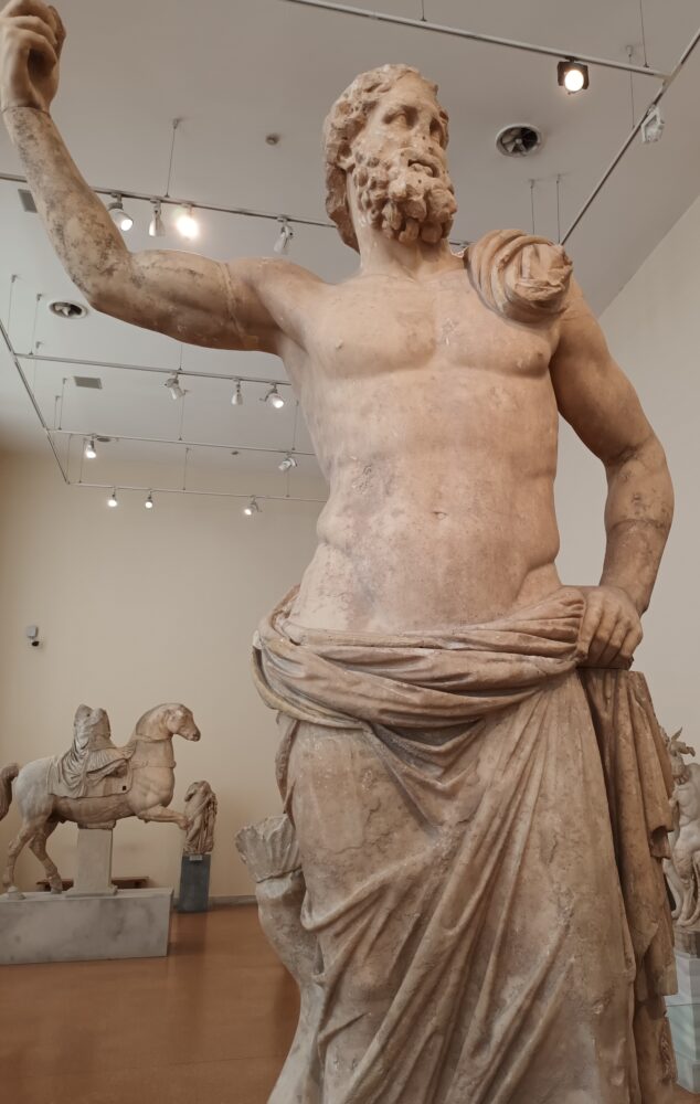 statue du dieu grec poséidon au musée national d'archéologie d'athènes