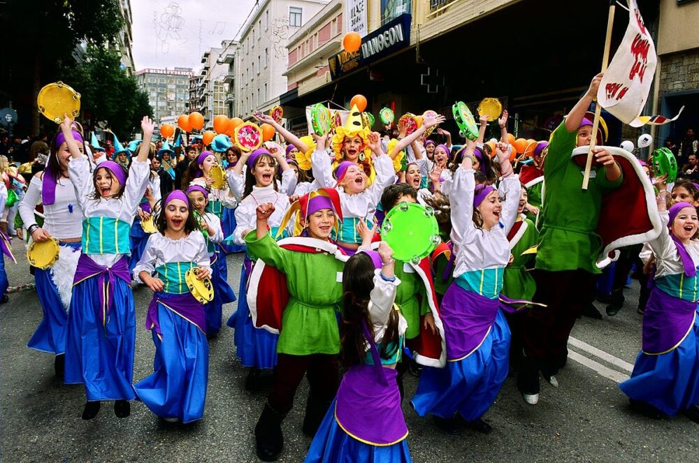 défilé dans les rues du Carnaval de Patras