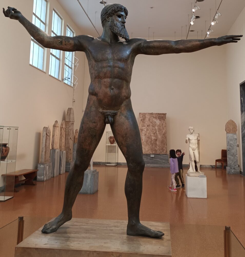 statue du dieu grec zeus en bronze au musée archéologique d'Athènes