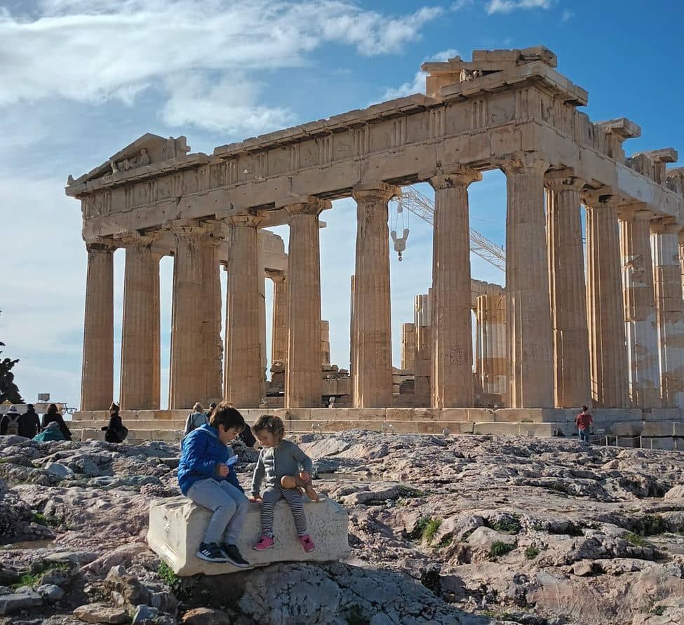 enfants qui visitent l'Acropole d'Athènes