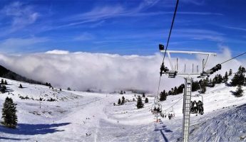 Télésièges à la station de ski de Kalavrita en Grèce