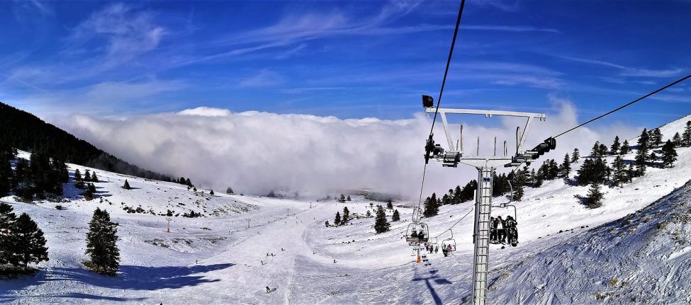 Télésièges à la station de ski de Kalavrita en Grèce
