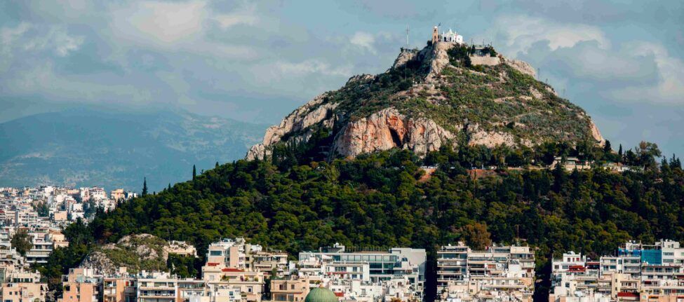 Vue depuis Athènes sur le mont Lycabette