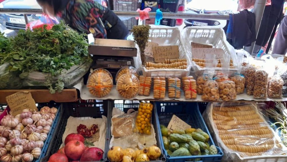 Figues, grenade et figue de Barbarie sur un étal au marché grec