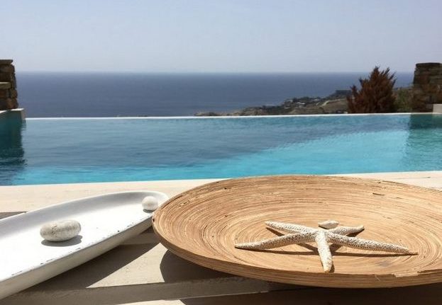 Vue sur mer depuis la piscine d'une des villas de luxe à Kea Tzia dans les Cyclades