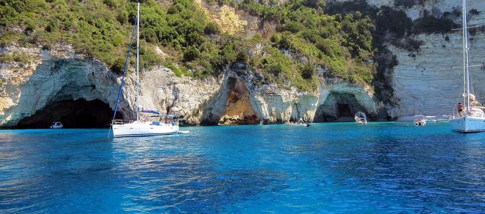 yachts devant grottes bleues en Grèce