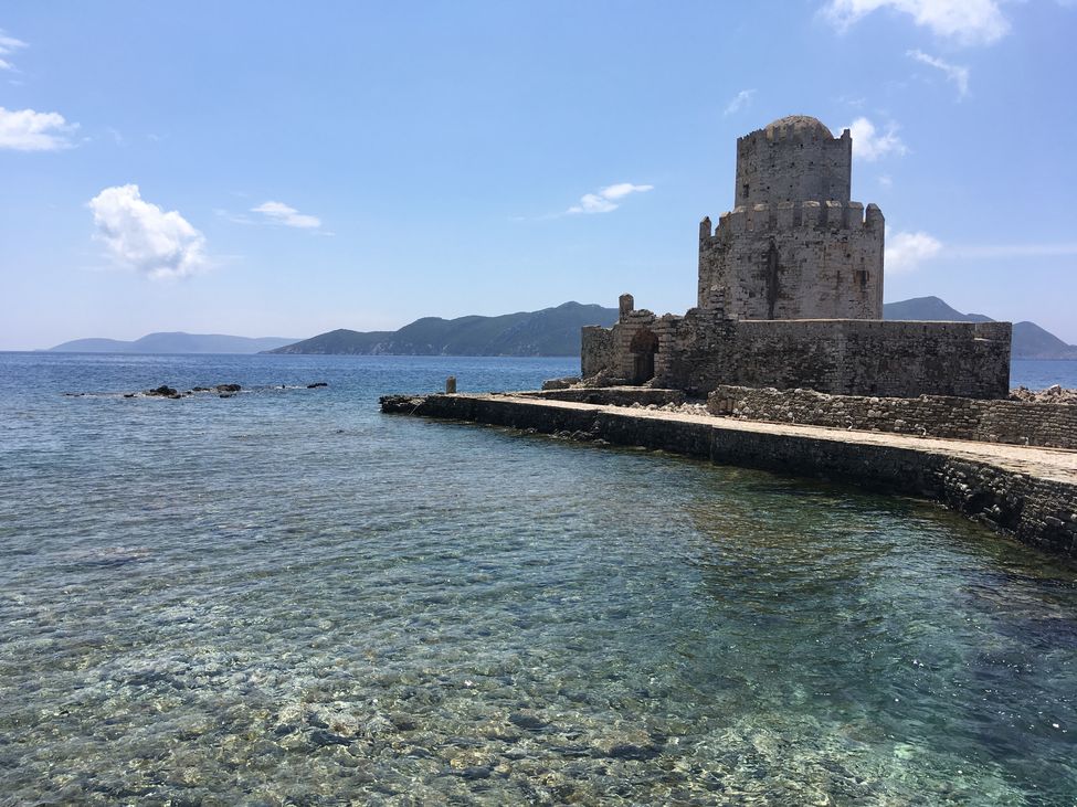 Tour Bourtzi qui s'enfonce dans la mer au château de Méthoni en Messénie en Grèce