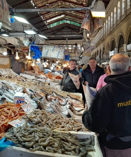 Etalages au marché aux poissons dans Varvakio Agora à Athènes