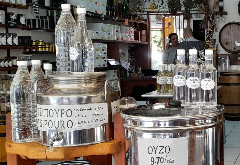 baril en inox rempli de Tsipouro et d'ouzo en vrac au marché de Kalamata en Grèce