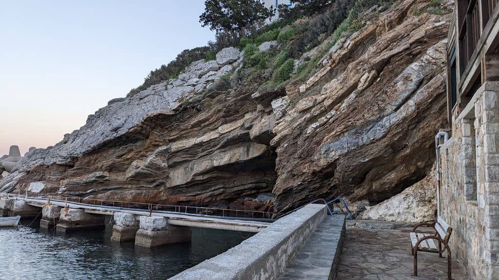 Accès avec échelle bleue pour accéder à la source d'eau chaude dans la grotte à Therma à Ikaria