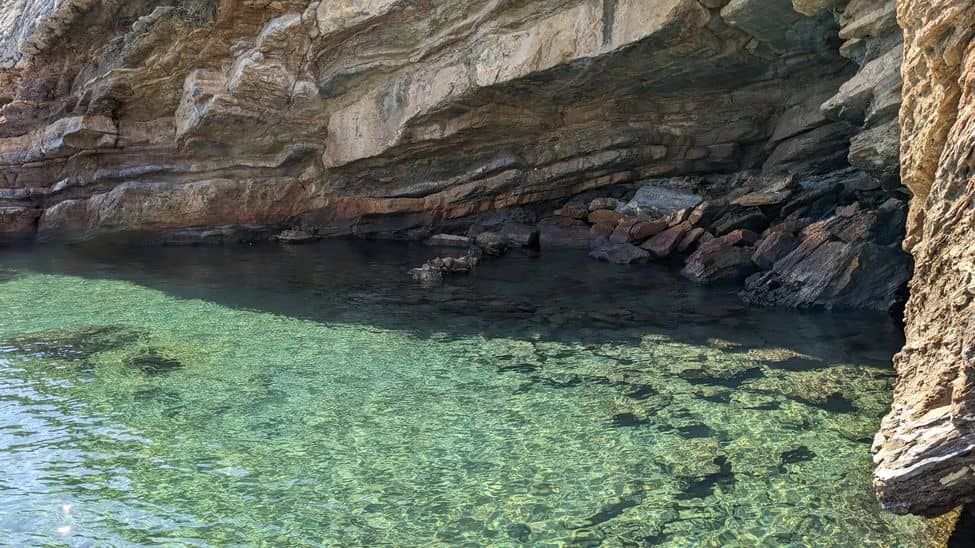 Source d'eau chaude naturelle dans la grotte à Therma, Ikaria