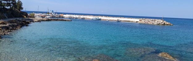 mer bleue, ciel bleu et église bleu et blanche à Gialiskari sur l'île d'Ikaria en Grèce