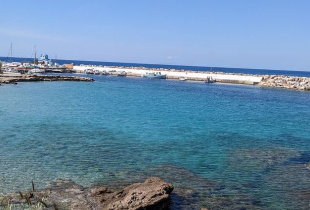 mer bleue, ciel bleu et église bleu et blanche à Gialiskari sur l'île d'Ikaria en Grèce