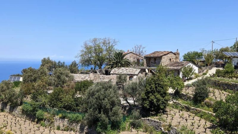 anciennes maisons en pierre à Ikaria