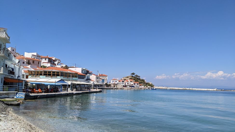 Baie avec cafés et restaurants le long du quai à Kokkari, à Samos en Grèce